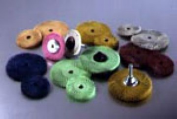 Disco Bristle Radial: Suas cerdas finas e flexíveis permitem um acabamento de alta precisão em superfícies irregulares.